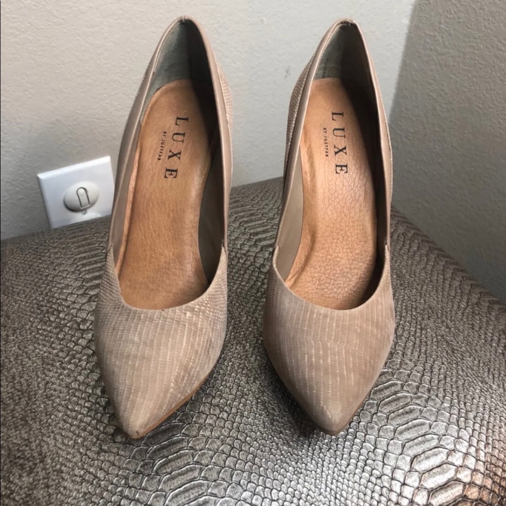 Nude Pumps